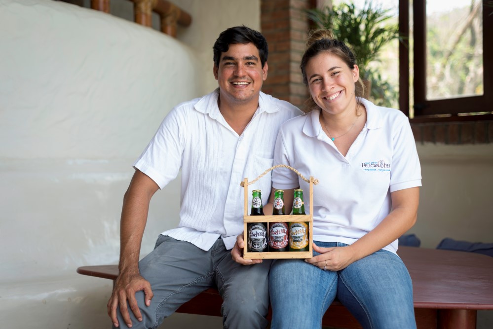 Martín Serra y Elizabeth Bertini fabrican cerveza La Porteña en San Juan del Sur. Foto: Carlos Herrera | Confidencial 