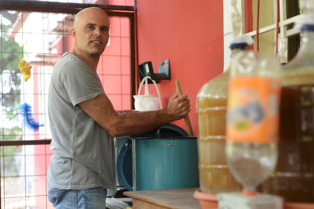 Falk Erdmann elabora cerveza artesanal en su propia casa y la comercializa en distintos restaurantes de Managua. Foto: Carlos Herrera | Confidencial 