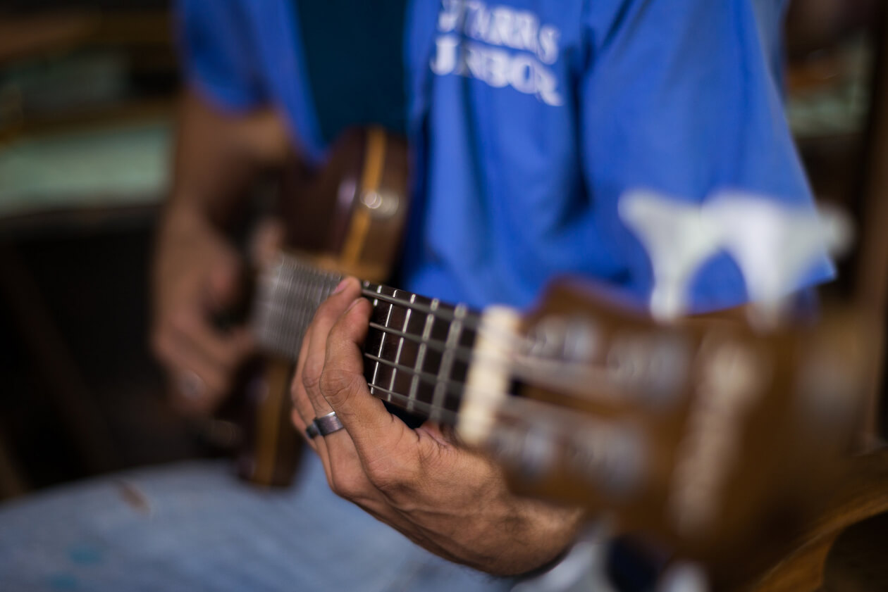 En las Guitarras Jarbor, de Granada, fabrican sobre todo bajos y guitarras eléctricas. Ahí mismo arman las pastillas y los micrófonos. Foto: Carlos Herrera | Confidencial 