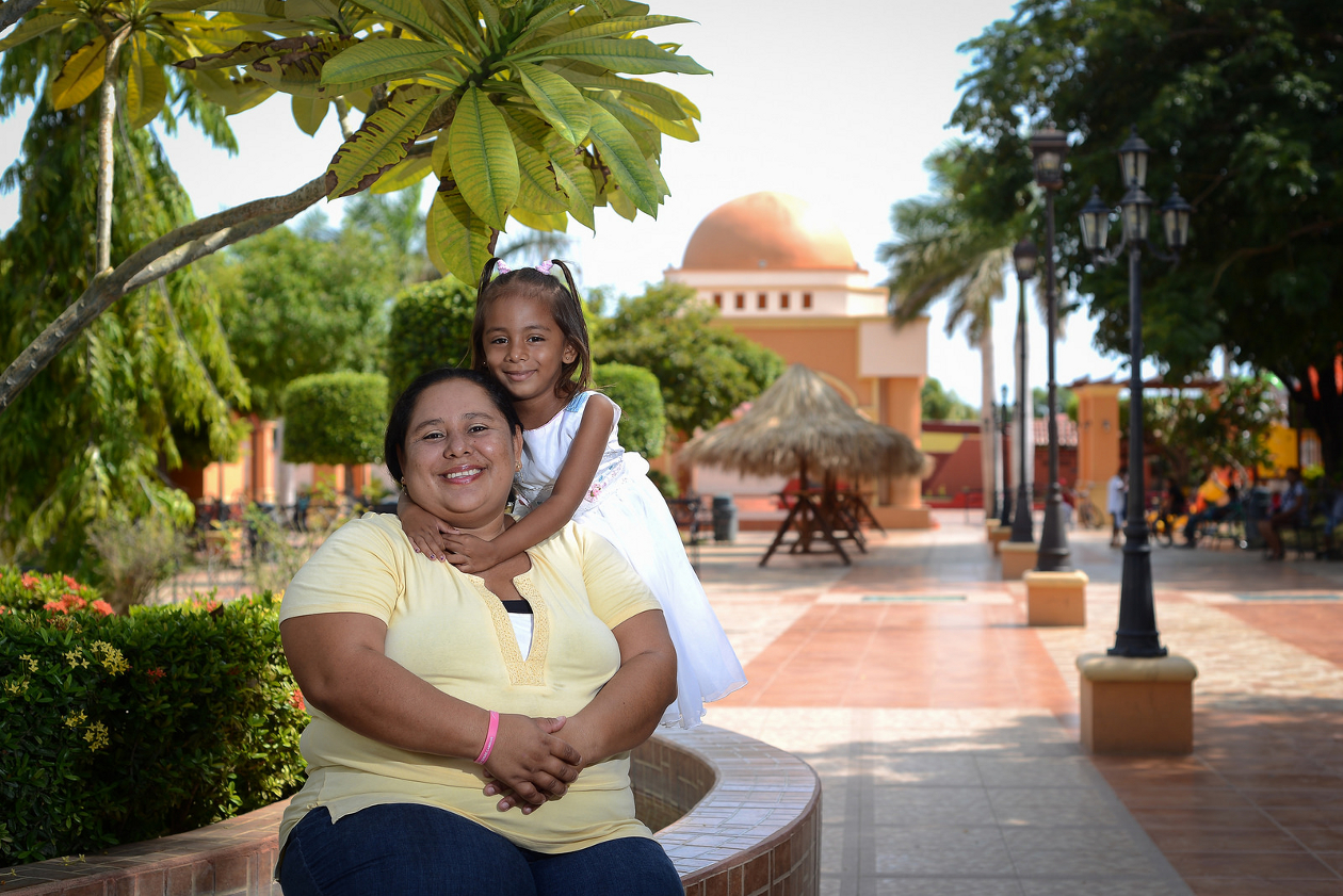 Noemí, madre lesbiana, unto a su nieta, Génesis, en el parque central de Nagarote. Foto: Carlos Herrera | Confidencial 