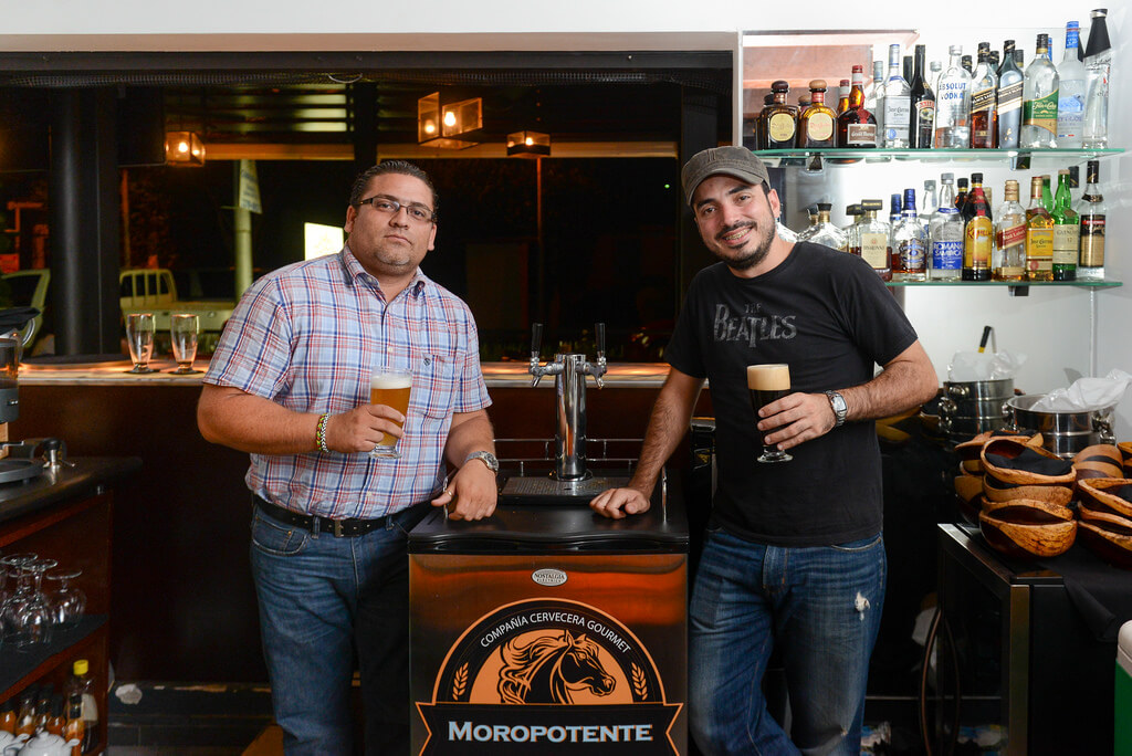 Eduardo Mendieta y José Marcel Sánchez prueban los dos tipos de Moropotente, cerveza gourmet que producen en su fábrica de Carazo. // Fotos: Carlos Herrera/Confidencial