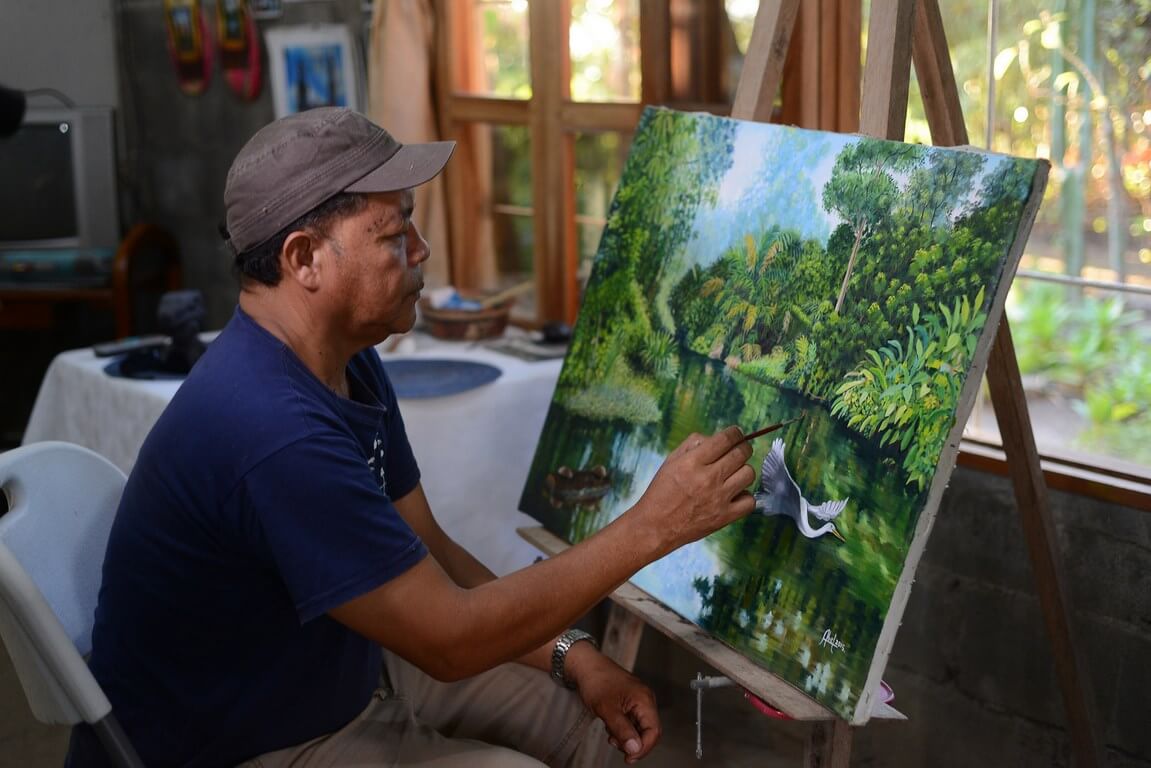 Abel Vargas es uno de los pintores más reconocidos de Ometepe. Su estilo es primitivista. Foto: Carlos Herrera | Confidencial