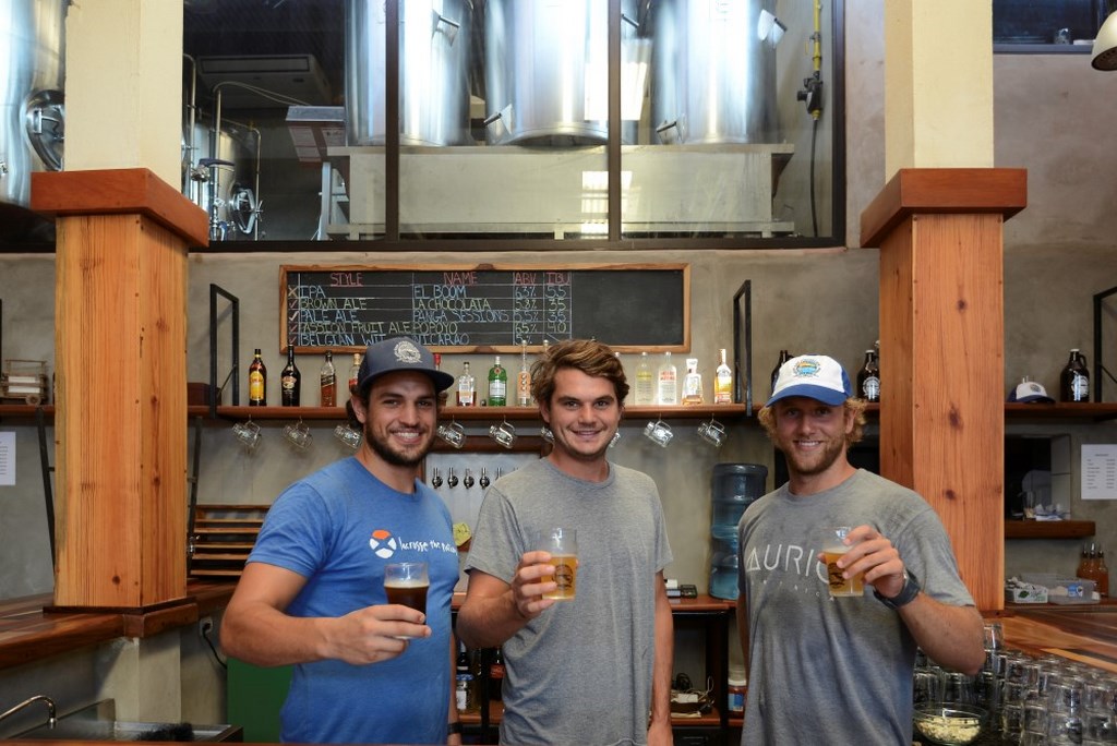 Matt Greenberg, Brendan DeBlois y Bobby Hottensen son tres jóvenes surfistas que están detrás de la Cervecería San Juan del Sur. Foto: Carlos Herrera | Confidencial 