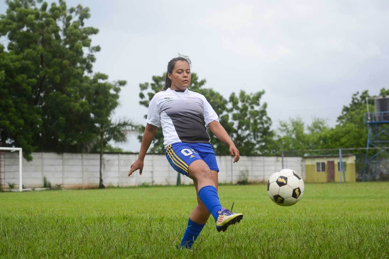 Oneyda Caballero tiene 13 años de jugar en la Primera División de la Liga de Fútbol Femenino | Carlos Herrera | Niú