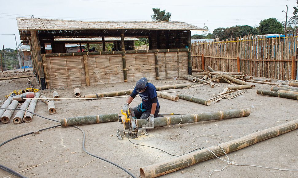 Proceso de construcción de las aulas de la comunidas Las Villagas. Foto: Cortesía | Movistar 