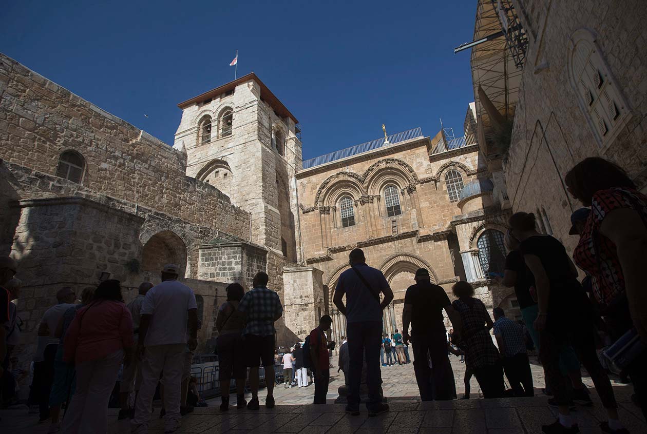 Varios turistas congregados delante de la Iglesia del Santo Sepulcro, en Jerusalén (Israel) | EFE