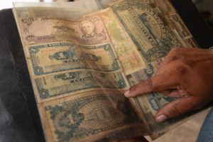 La colección de billetes es una de las grandes pasiones de don Alejandro. | Franklin Villavicencio | Niú