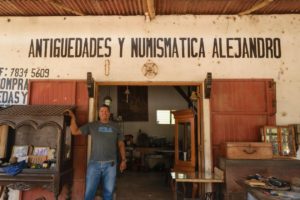 Alejandro Miranda y su tienda de Antigüedades. | Franklin Villavicencio | Niú