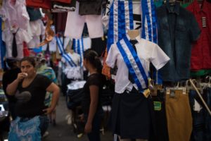 Las ventas de uniformes han estado bajas dicen los comerciantes. FOTO: Carlos Herrera/ Niú