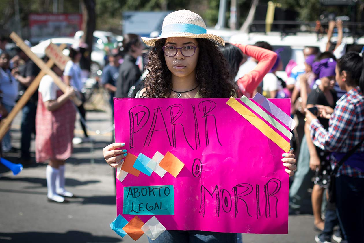Desde que se penalizó el aborto terapeutico ciento de mujeres han marchado para que sea otra vez legal. Carlos Herrera | Niú