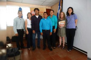 Byron Arias, de camisa celeste, junto a compañeros de clases y autoridades de la UCA durante la presentación de un proyecto con el que se graduó como ingeniero en sistemas. Cortesía | Niú