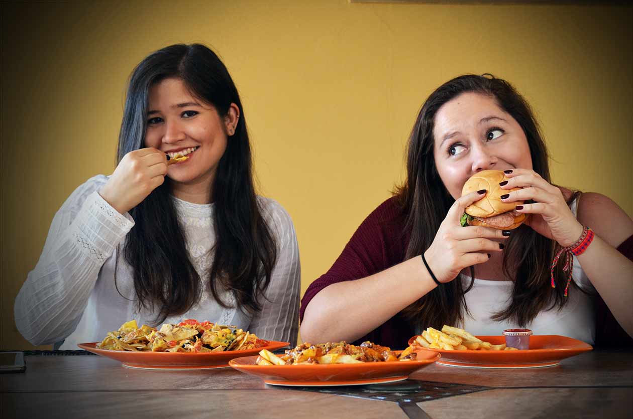 Isadriana Zelaya y Sandra Estrada son las creadoras de la cuenta de foodies Two Girls That Like to Eat. Cortesía | Niú