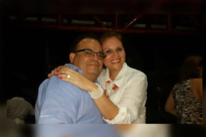 Roberto Estrada junto a Sarybel Abad. Foto tomada de Facebook | Niú