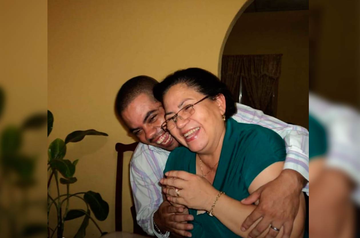 Esta fotografía fue tomada el 30 de mayo de 2017. El último Día de las Madres, que el periodista Ángel Gahona celebró con su mamá. Cortesía | Niú