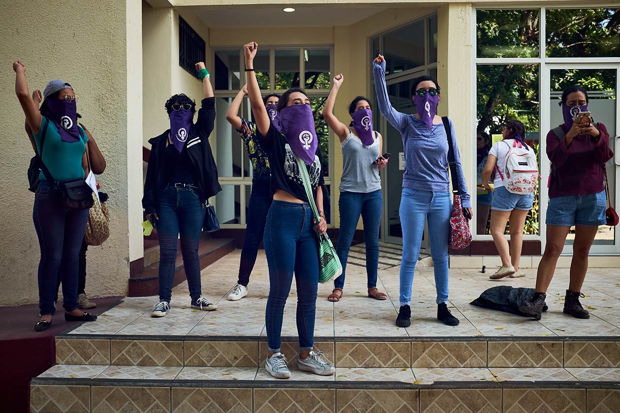 Ante la represión y la prohibición de las protestas, los estudiantes de la UCA han tenido que manifestarse dentro de esta casa de estudios. Carlos Herrera | Niú