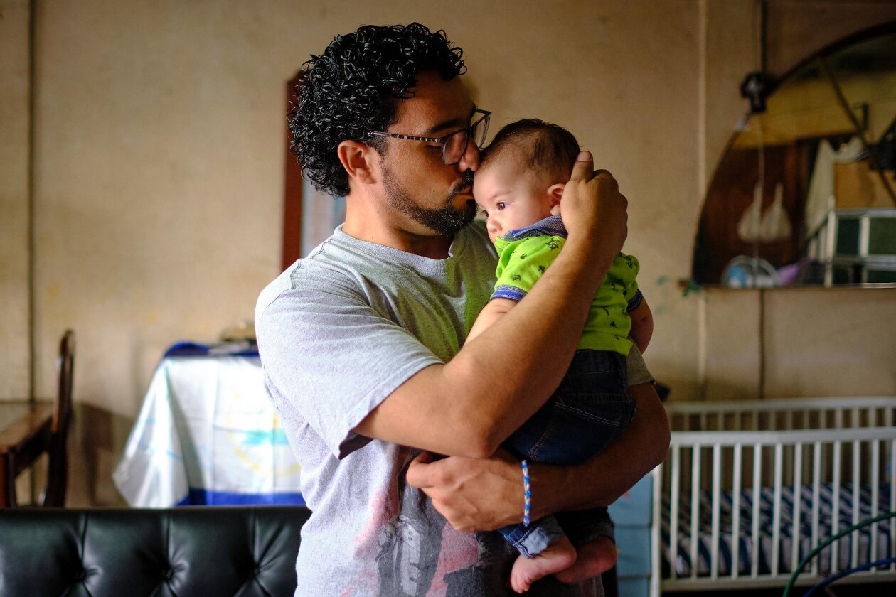 Roberto Cruz y su bebé