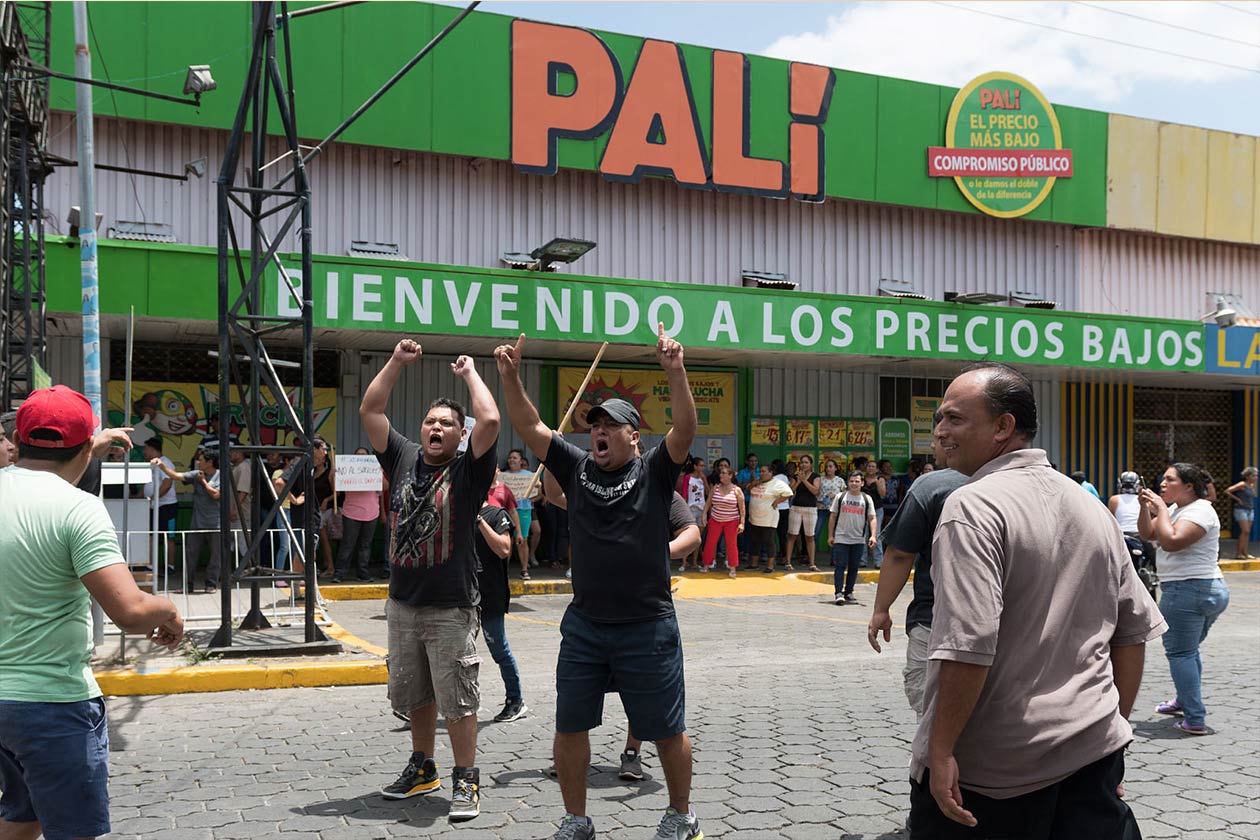 Pobladores tratan de impedir que saquen el supermercado Palí de la P del H. Carlos Herrera | Niú