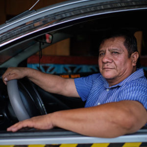 Don Marlon Castro, de 51 años, se ha convertido en uno de los taxistas de confianza de muchos universitarios. Carlos Herrera | Niú