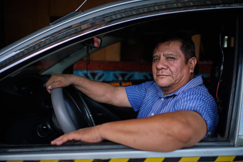 Don Marlon Castro, de 51 años, se ha convertido en uno de los taxistas de confianza de muchos universitarios. Carlos Herrera | Niú