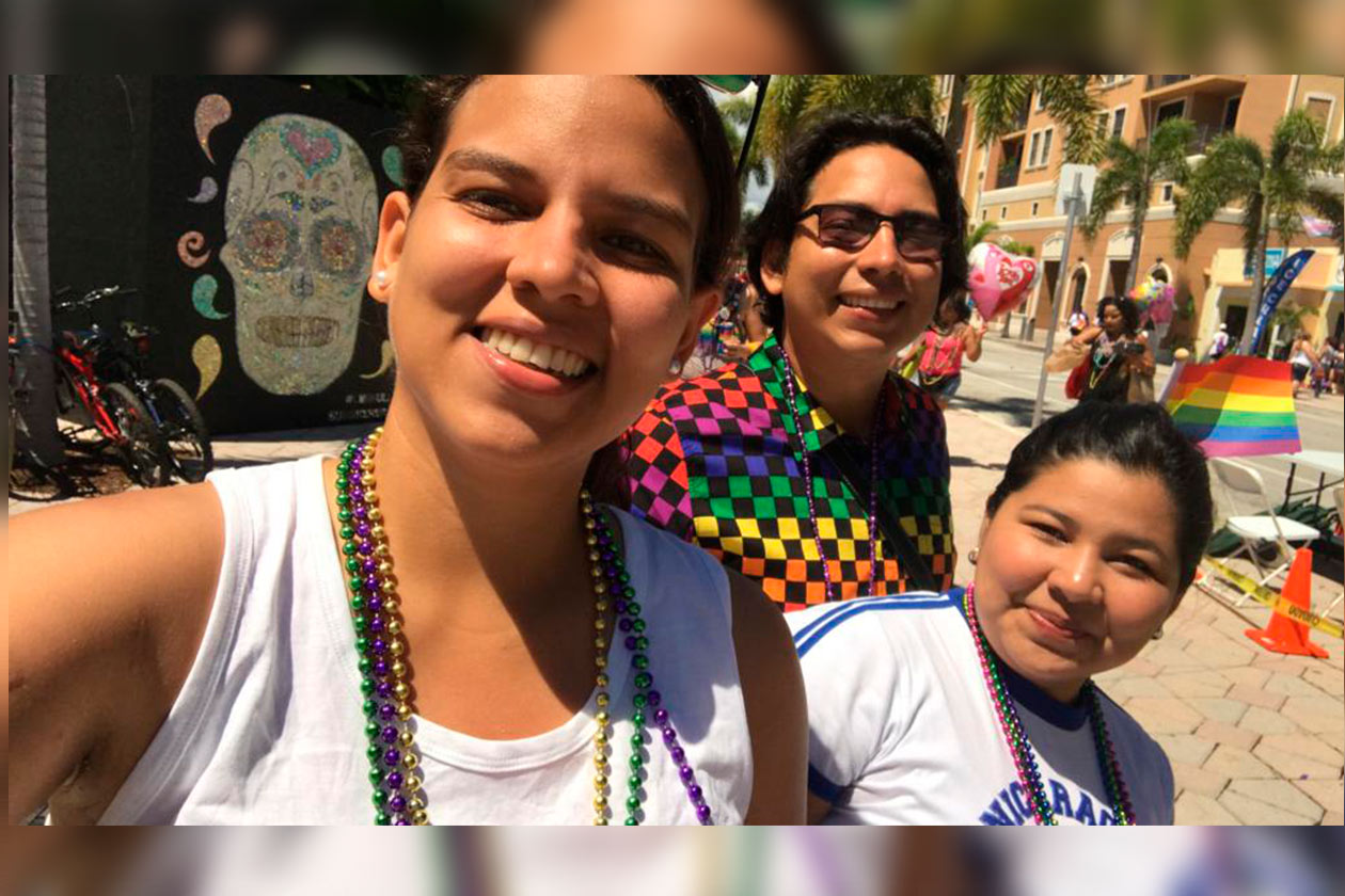 Marisol Moreira y unos amigos durante una marcha por la diversidad sexual en Estados Unidos. Cortesía | Niú