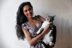 Elena Zeledón junto a Cachetes el primer gato con el cual inició Proyecto Omega. Carlos Herrera | Niú