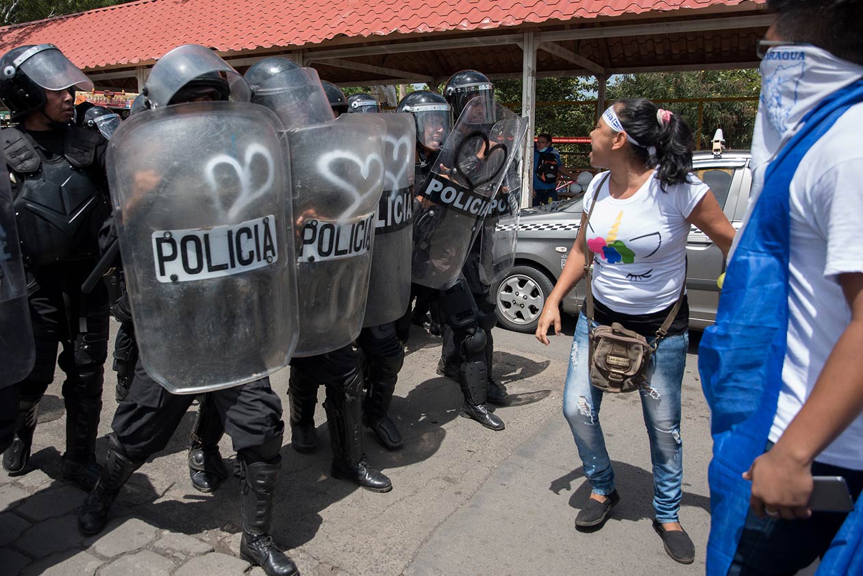 Pero cuando los manifestantes iban por el sector de las Américas tres, los antimotines de Policía Nacional y los simpatizantes orteguistas atacaron la marcha. Foto: Carlos Herrera | Niú