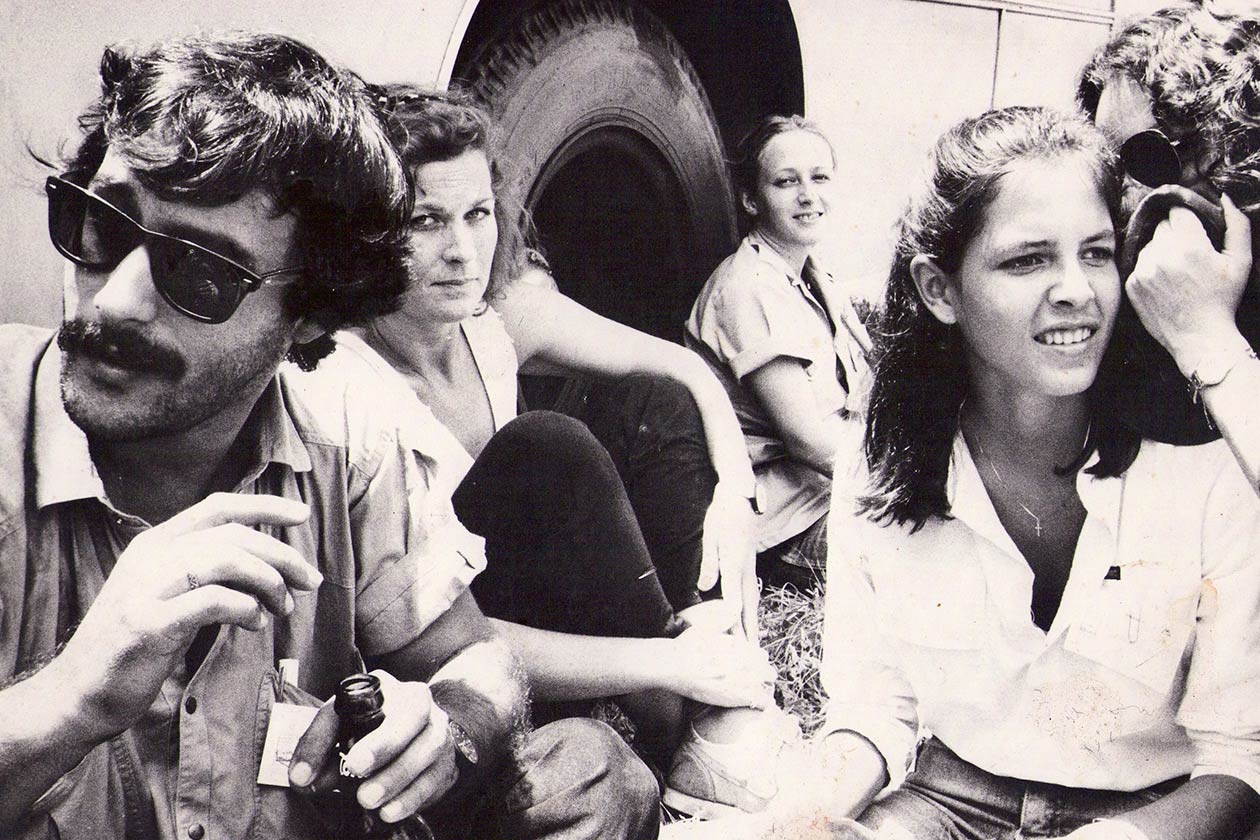 Tifani Roberts, cuarta de izquierda a derecha, en sus inicios en periodismo en la década de los años ochenta. Cortesía | Niú
