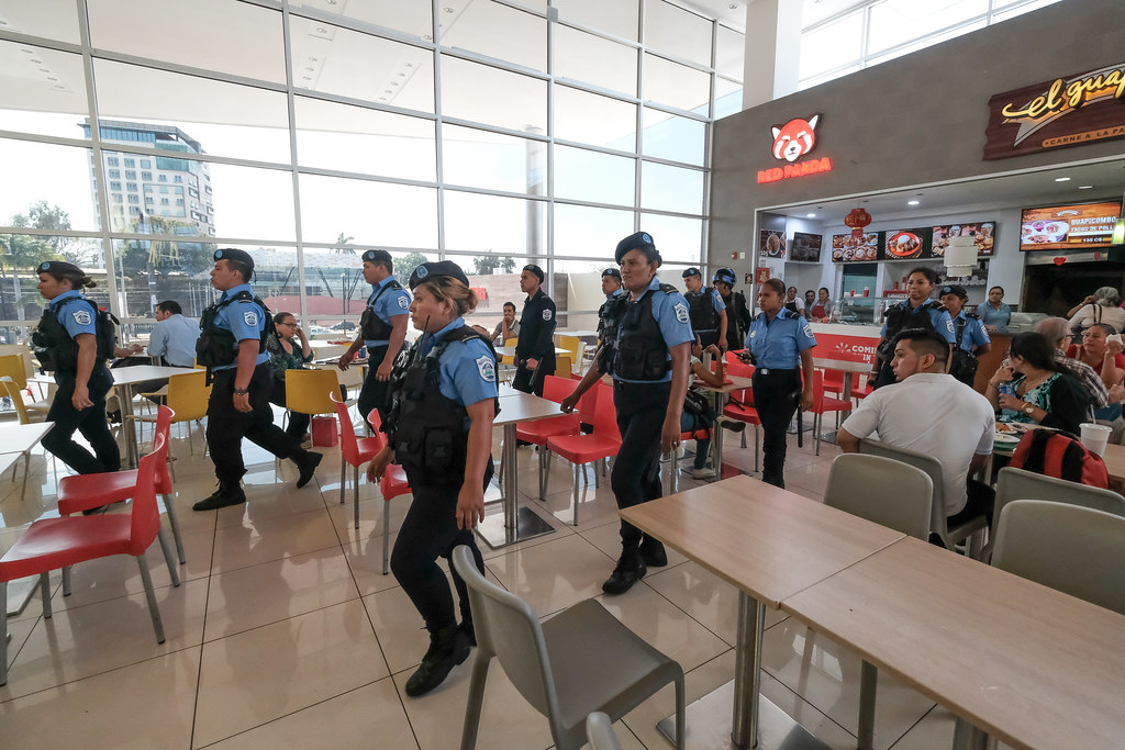 Policía invade Metrocentro