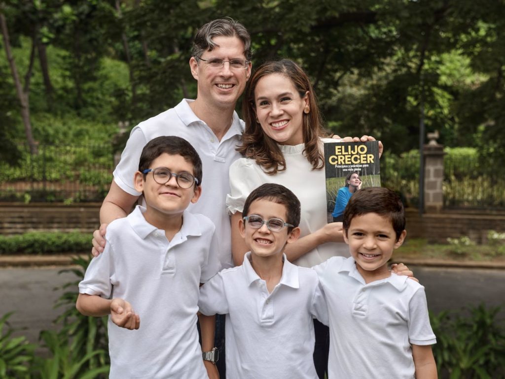 Libro Elijo Crecer | Nadia Vado y su familia
